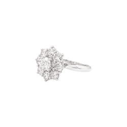 Bague Marguerite en or blanc et platine, sertie de diamants.