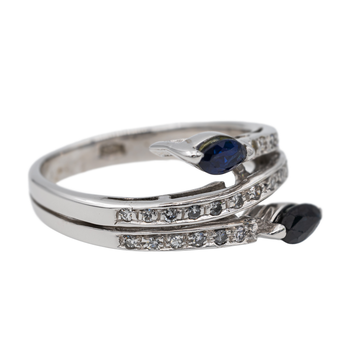 Bague en or blanc et saphir