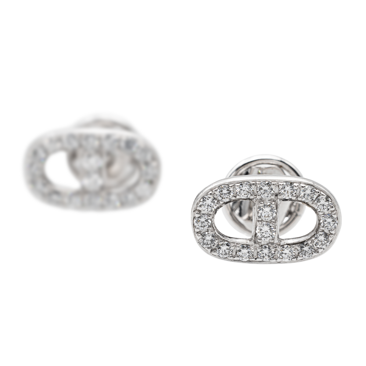 Boucles d'oreilles puces en or blanc et diamants