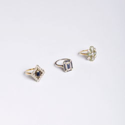 Bague en or blanc et saphir