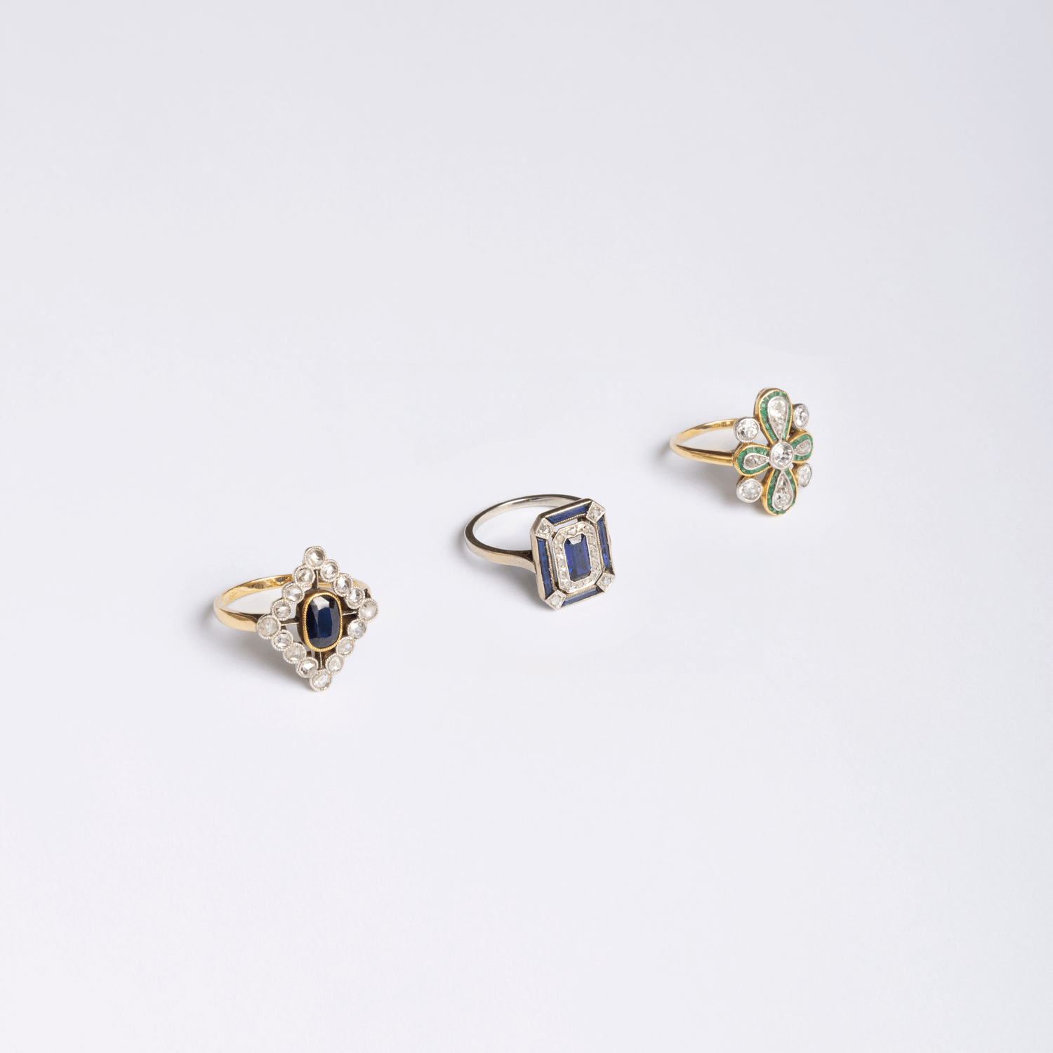 Bague en or blanc et saphir