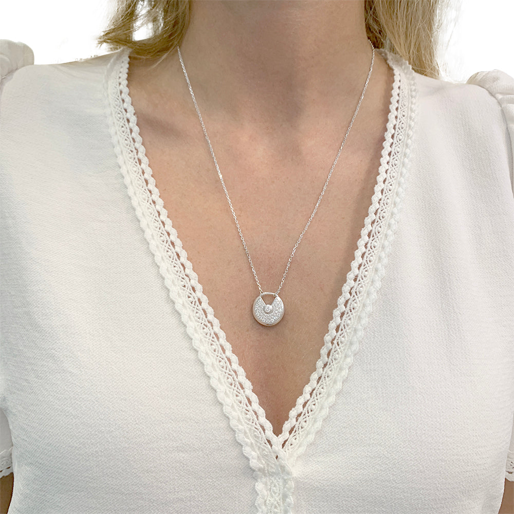 Collier Cartier, "Amulette", or blanc, diamants.
