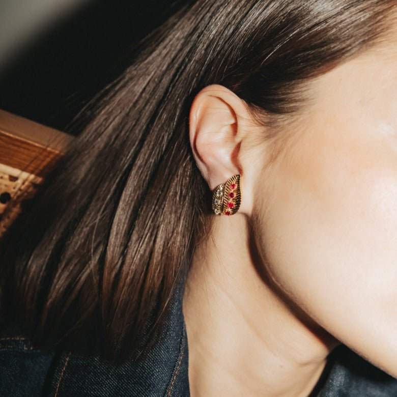 AVANT-PREMIÈRE - Boucles d'oreilles Clip VAN CLEEF & ARPELS "Feuillage" en or jaune, rubis et diamants - Castafiore