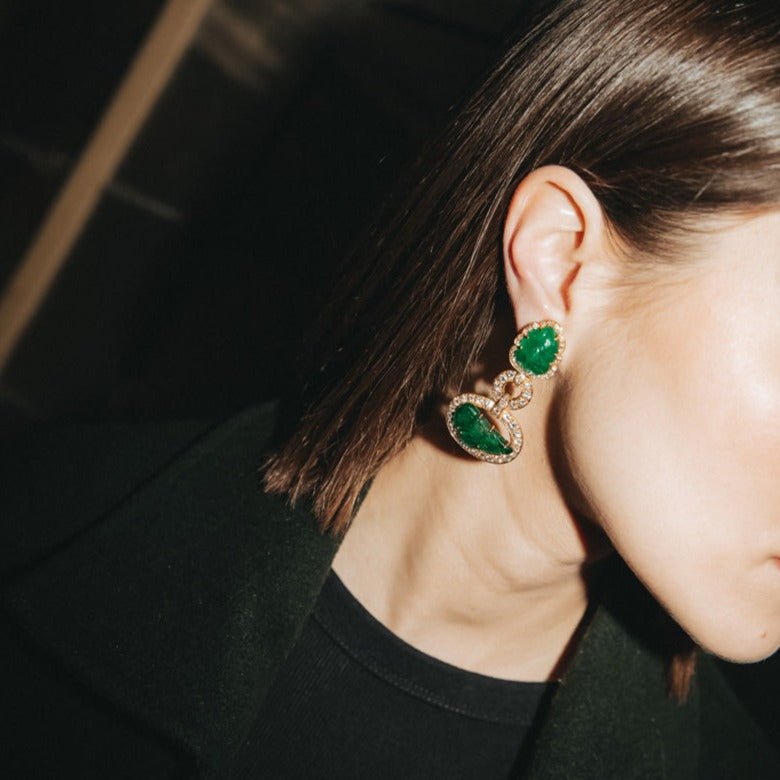 AVANT-PREMIÈRE - Boucles d'oreilles Pendantes DAVID WEBB Feuilles en or jaune, émeraudes et diamants - Castafiore