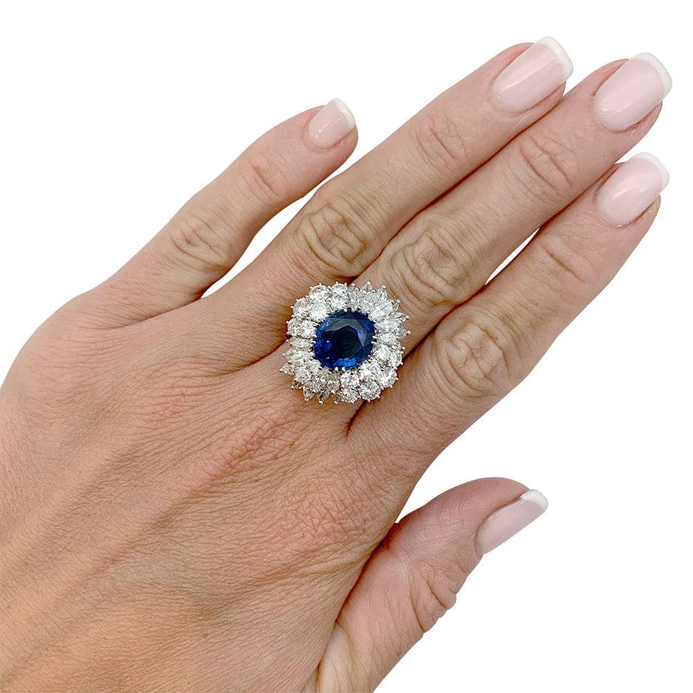 Bague à entourage, saphir et diamants - Castafiore