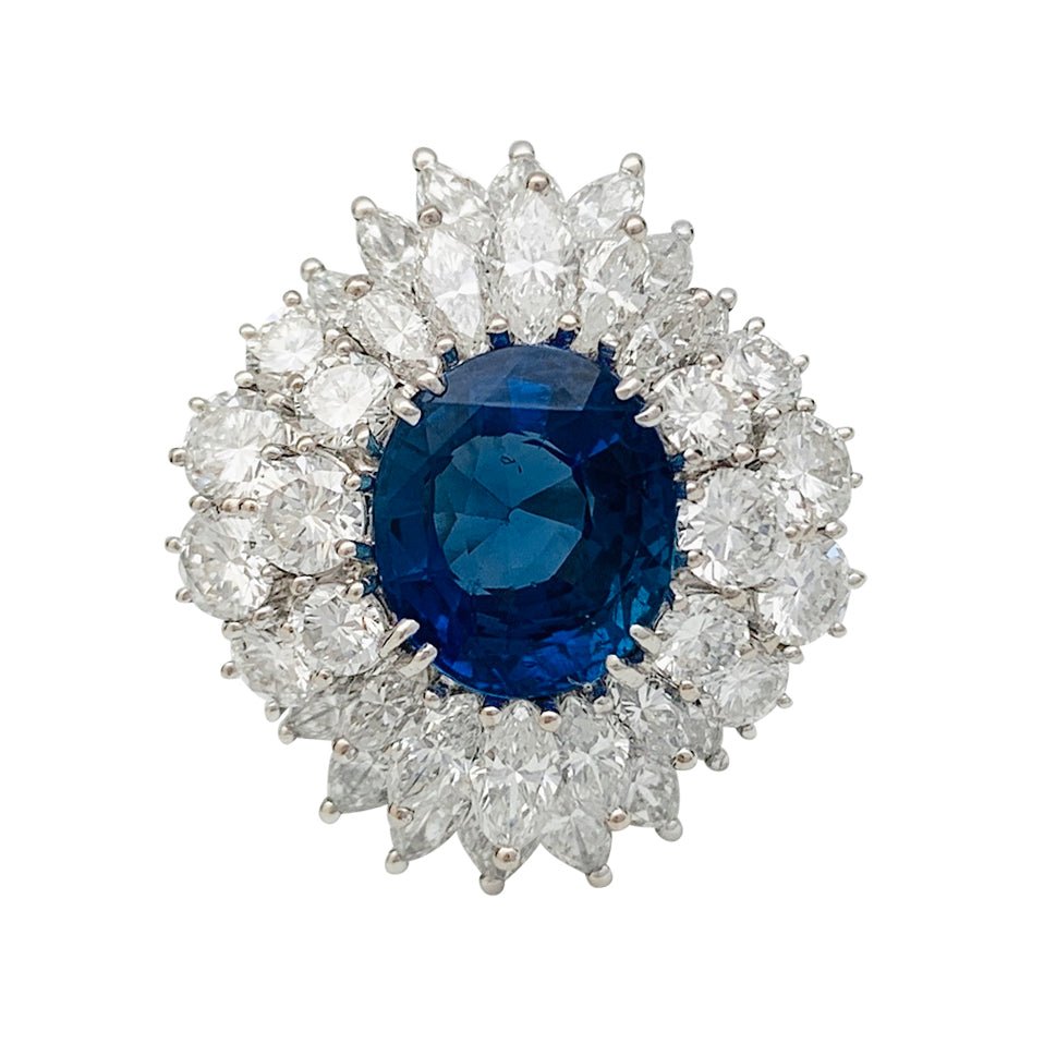 Bague à entourage, saphir et diamants - Castafiore