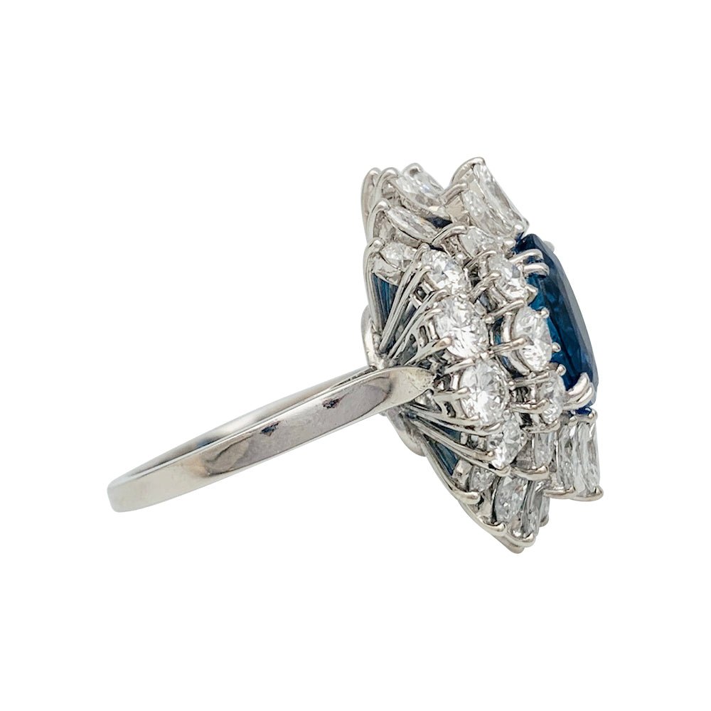Bague à entourage, saphir et diamants - Castafiore