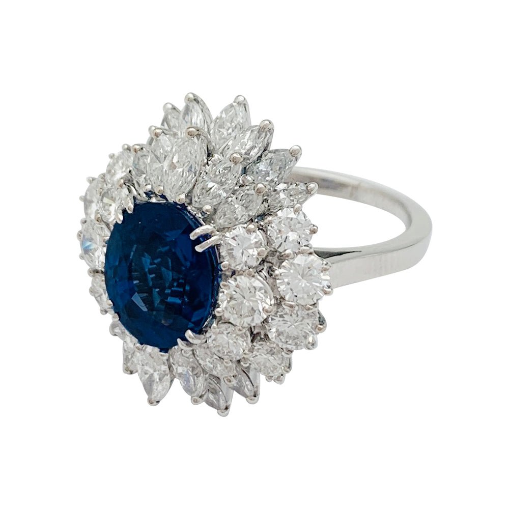 Bague à entourage, saphir et diamants - Castafiore
