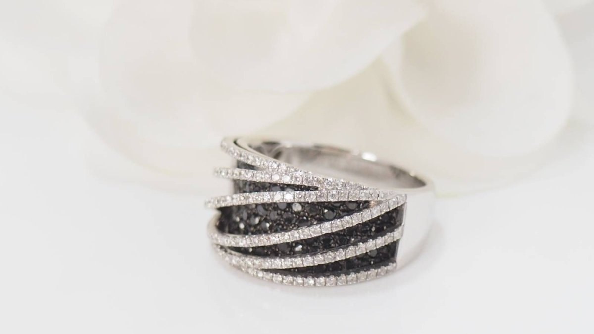 Bague ajourée en or blanc, diamants blancs et noirs - Castafiore