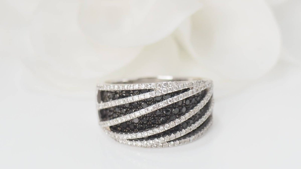 Bague ajourée en or blanc, diamants blancs et noirs - Castafiore