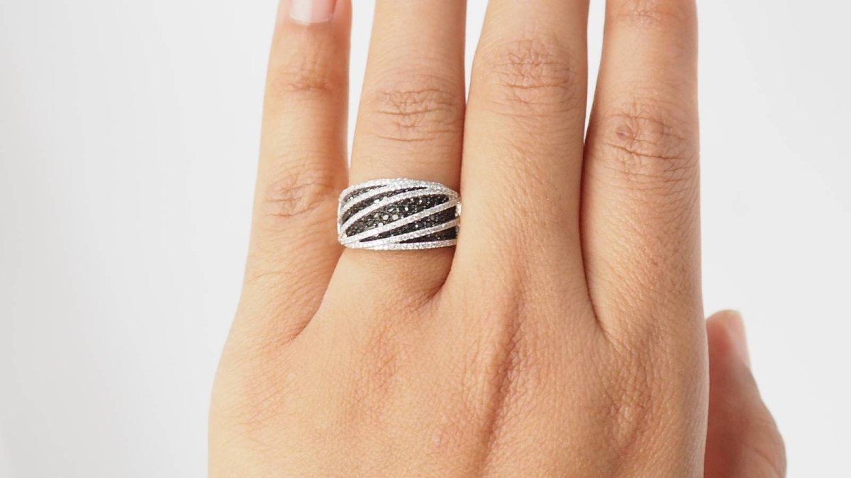 Bague ajourée en or blanc, diamants blancs et noirs - Castafiore