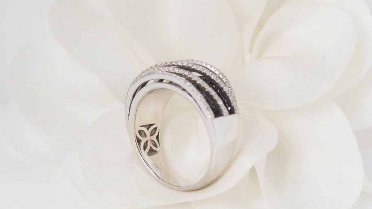 Bague ajourée en or blanc, diamants blancs et noirs - Castafiore