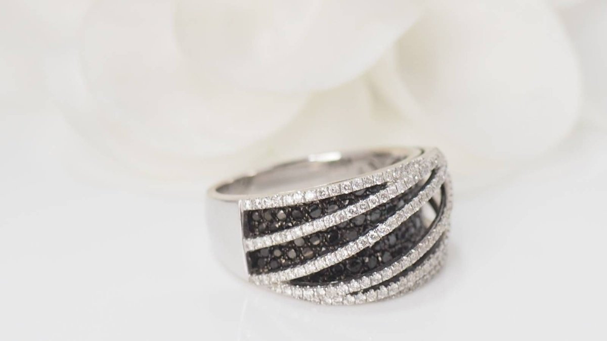 Bague ajourée en or blanc, diamants blancs et noirs - Castafiore