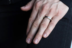 Bague Alliance en or blanc et diamants - Castafiore