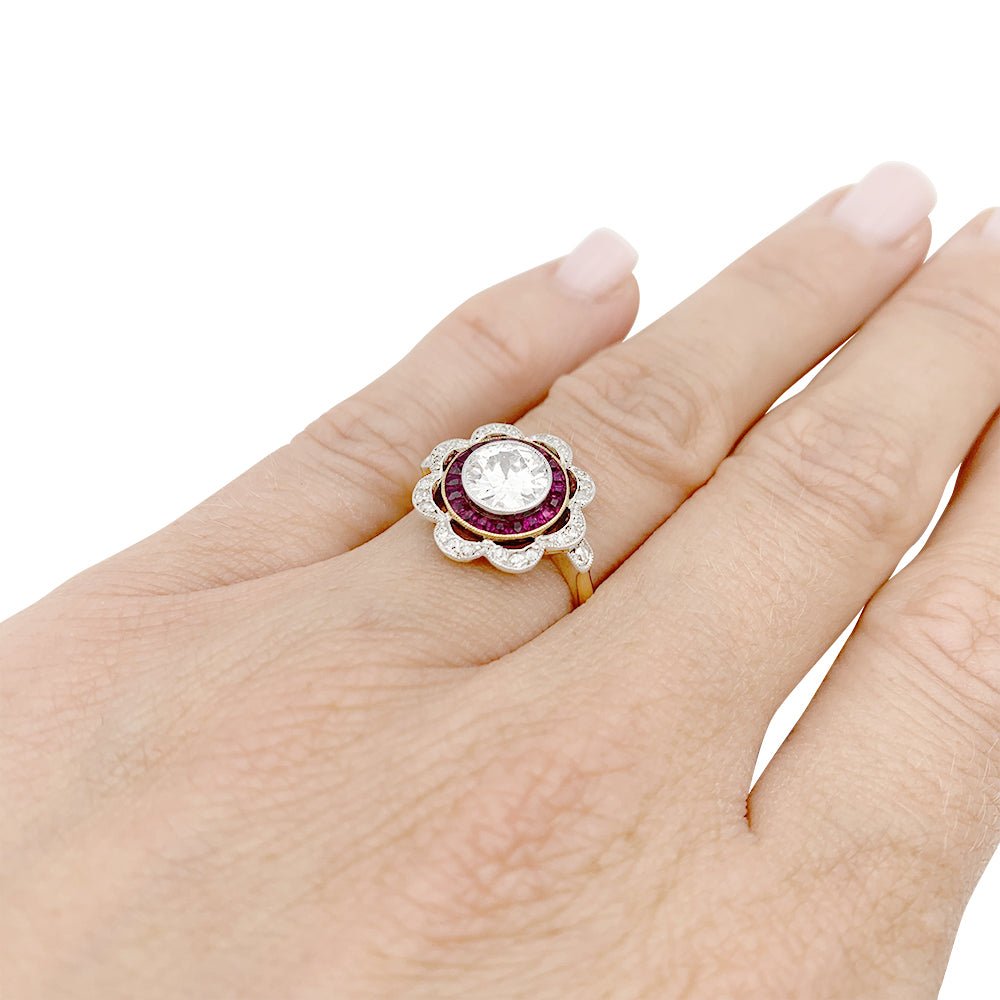 Bague ancienne "fleur" diamants et rubis calibés. - Castafiore
