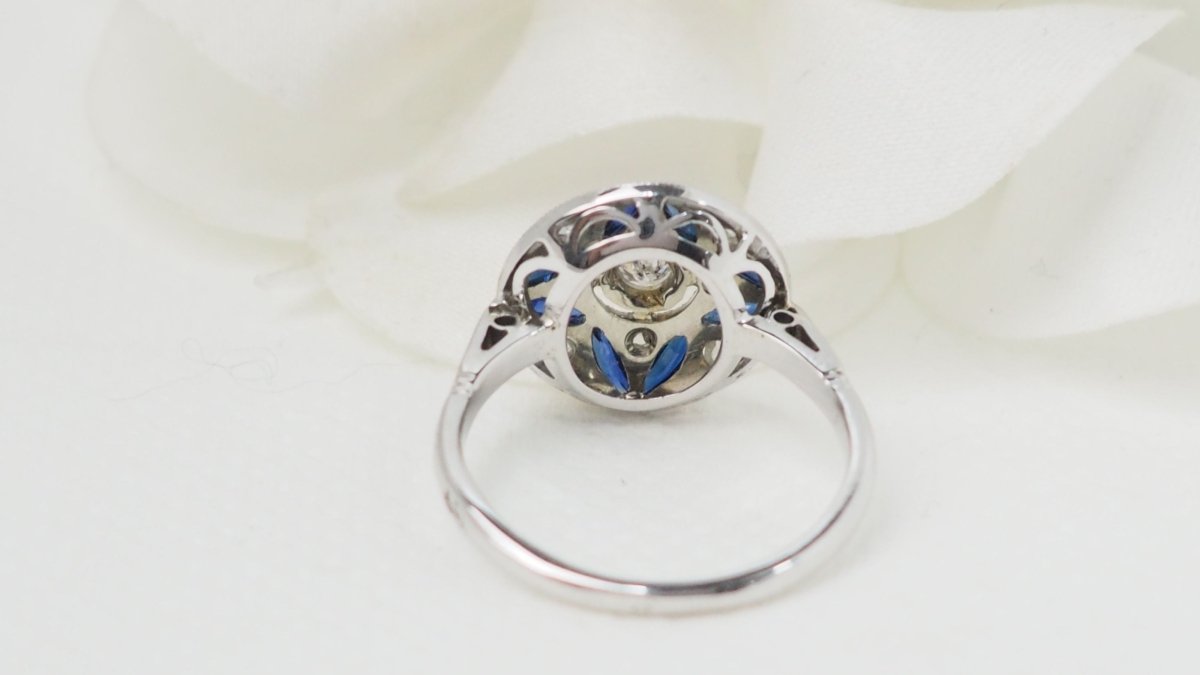 Bague Art Déco en or blanc, saphir calibrés et diamants - Castafiore