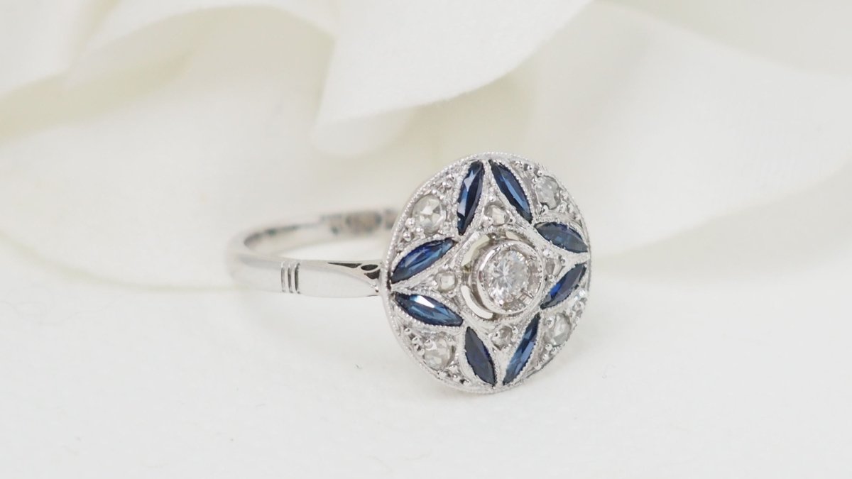 Bague Art Déco en or blanc, saphir calibrés et diamants - Castafiore