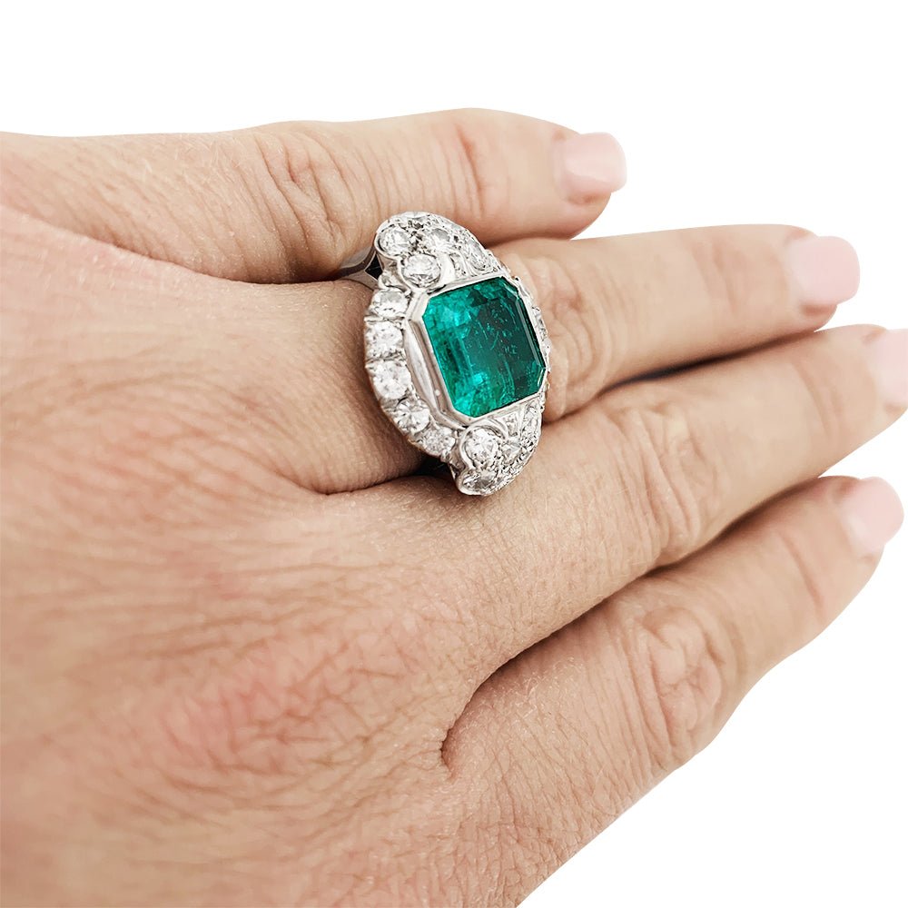 Bague Art Déco en platine, émeraude et diamants - Castafiore