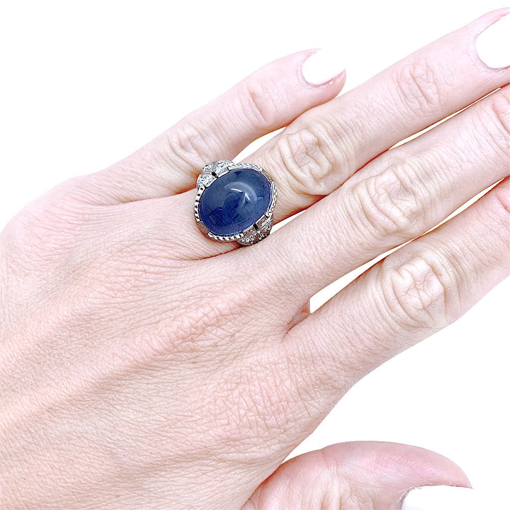Bague Art Déco en platine, or blanc, saphir 9,6 cts, diamants - Castafiore
