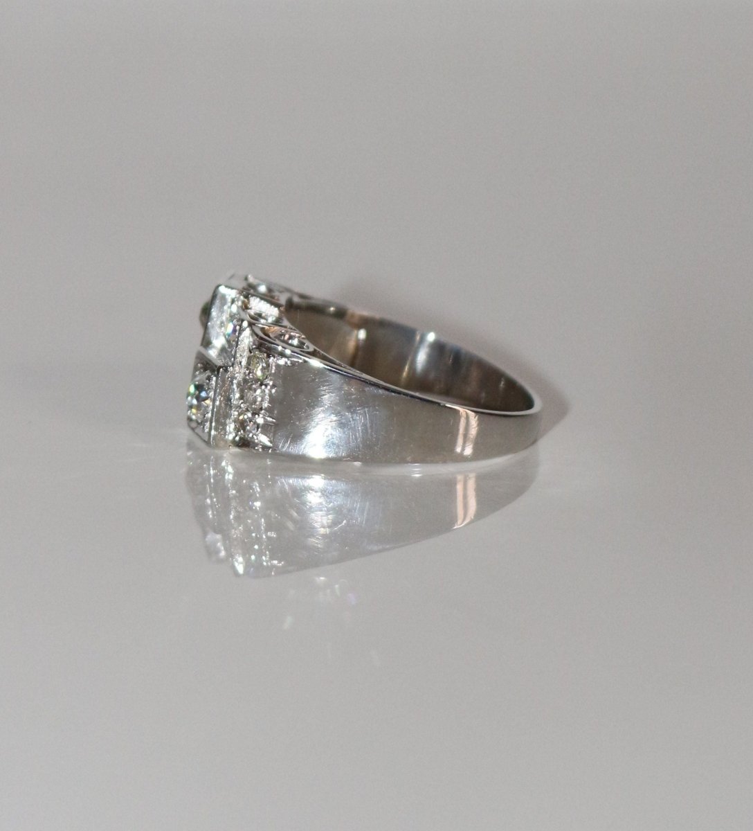 Bague Art Déco Platine Et Diamants - Castafiore
