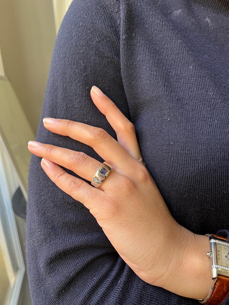 Bague Bandeau en or blanc et iolite