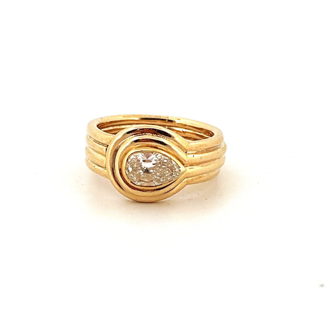 Bague bandeau en or jaune godronné et diamant de taille poire - Castafiore