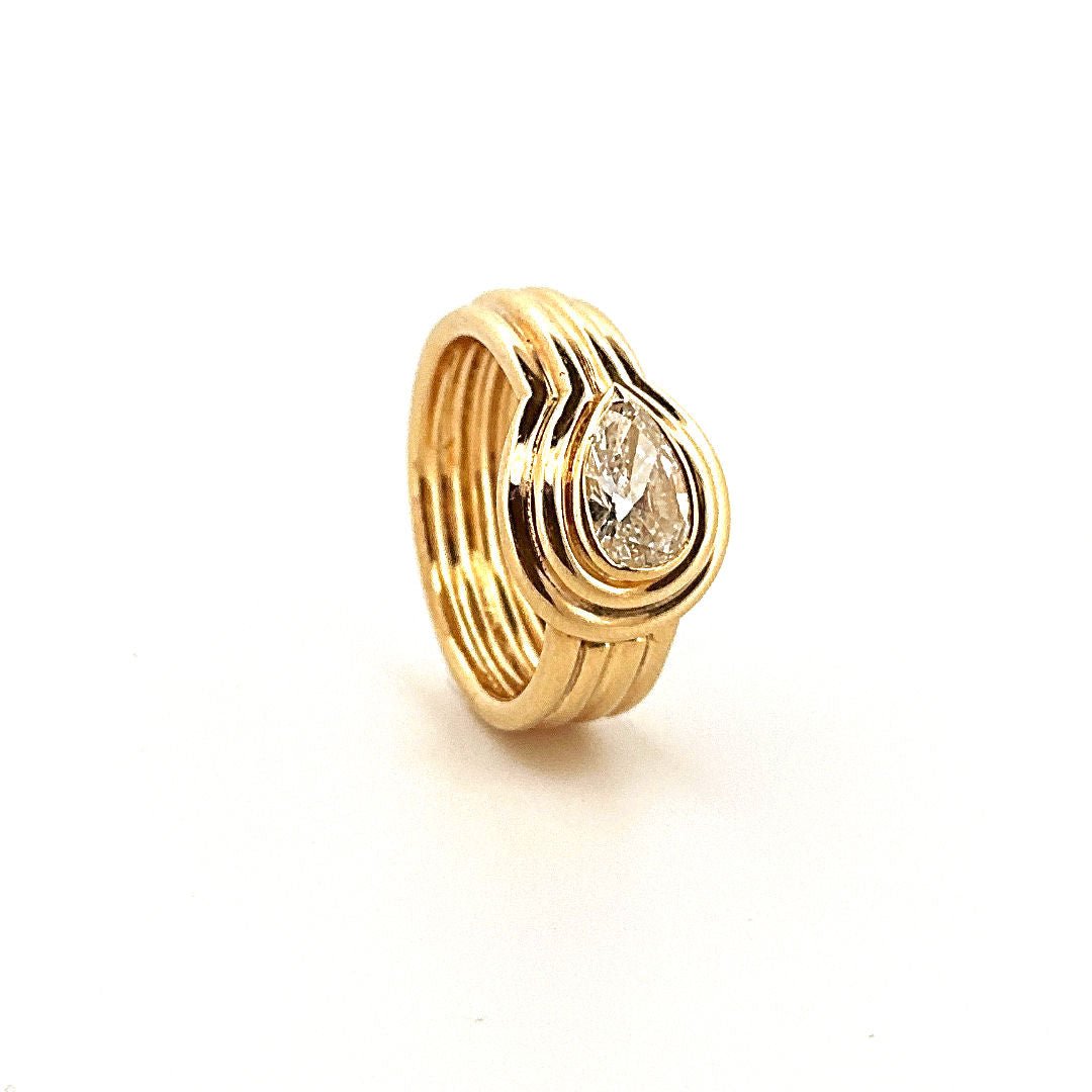 Bague bandeau en or jaune godronné et diamant de taille poire - Castafiore