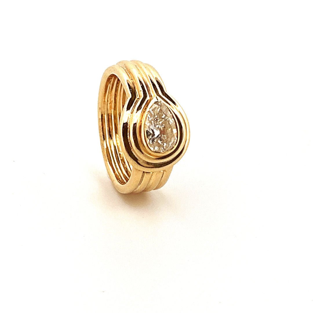 Bague bandeau en or jaune godronné et diamant de taille poire - Castafiore