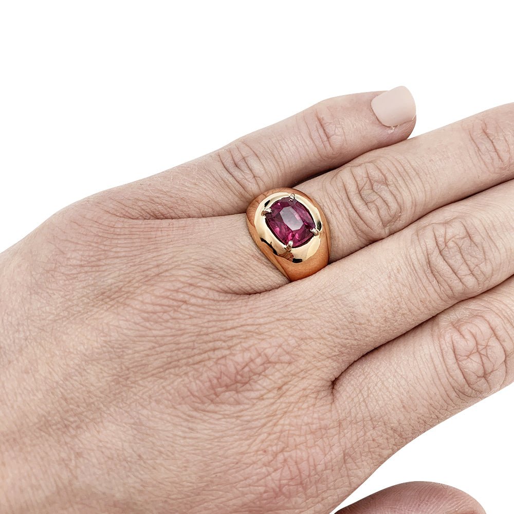 Bague bombée en or rose, rubis ovale pesant 2.53 carats - Castafiore