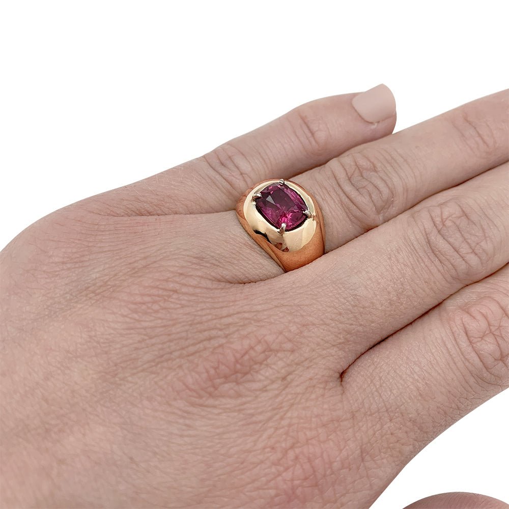 Bague bombée en or rose, rubis ovale pesant 2.53 carats - Castafiore