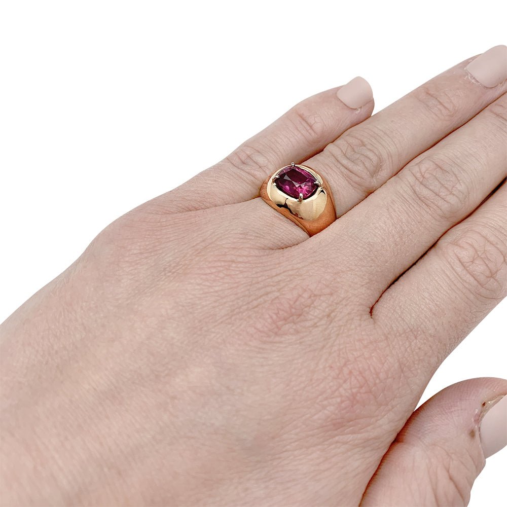 Bague bombée en or rose, rubis ovale pesant 2.53 carats - Castafiore
