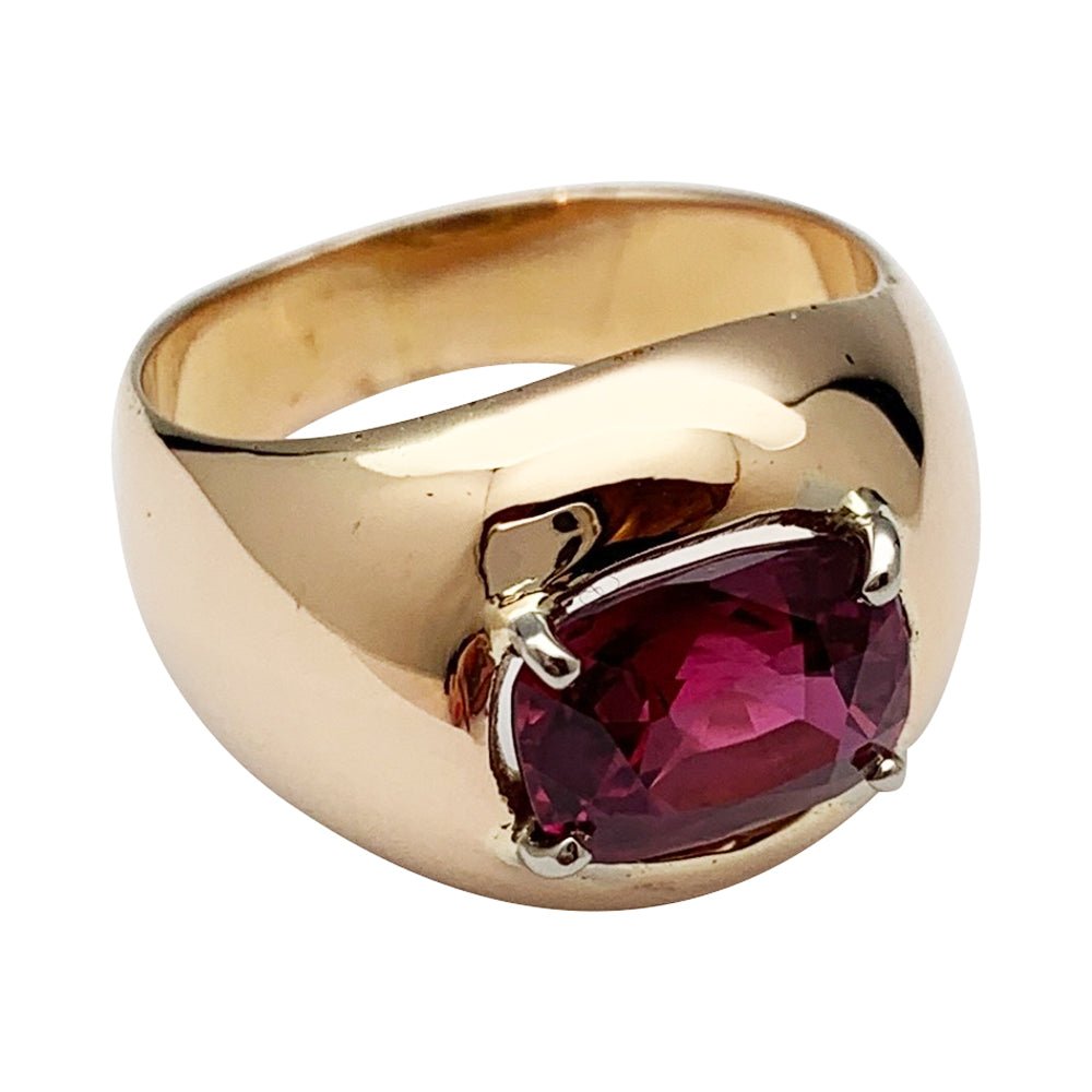 Bague bombée en or rose, rubis ovale pesant 2.53 carats - Castafiore