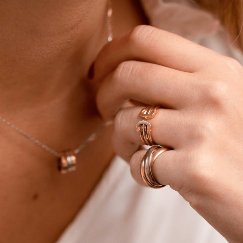 Bague CARTIER "double C", en trois ors - Castafiore