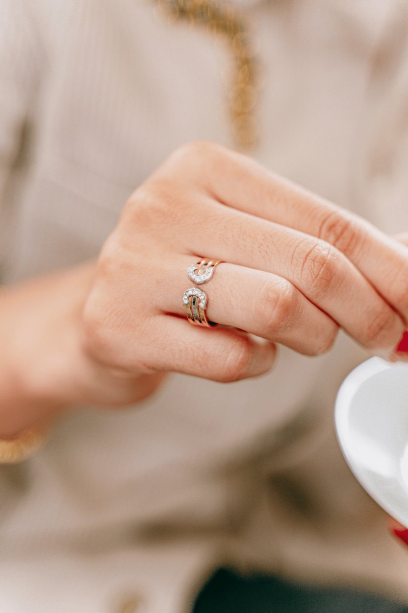 Bague CARTIER "Double C", en trois ors et diamants - Castafiore