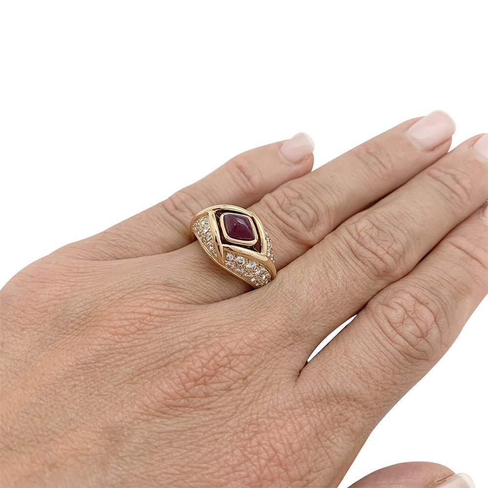 Bague Cartier en or jaune, diamants et rubis - Castafiore