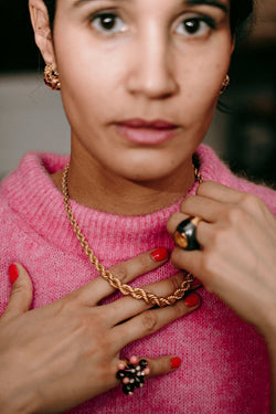 Bague CARTIER, modèle "Délices de Goa" or jaune, corail, améthystes et diamants - Castafiore
