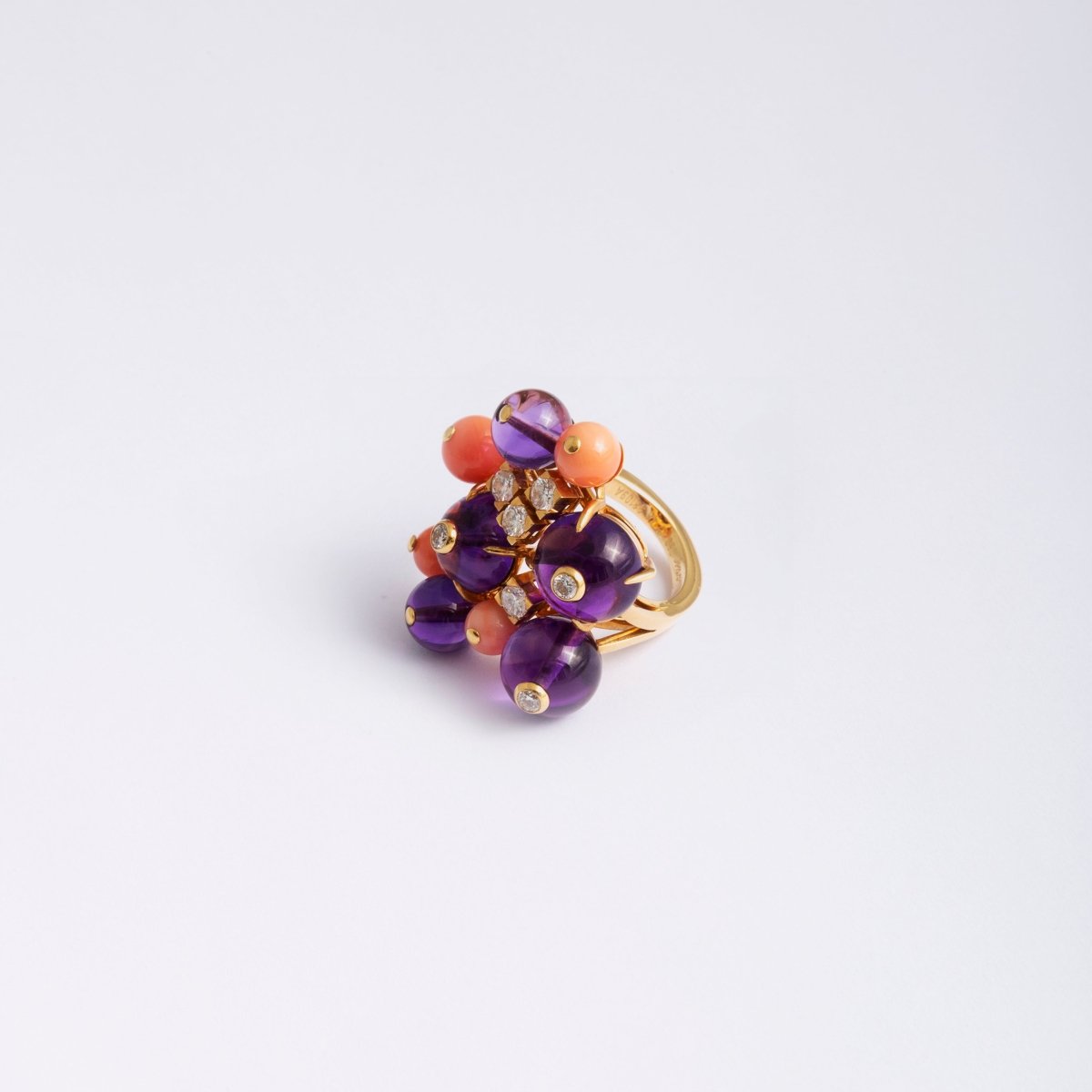 Bague CARTIER, modèle "Délices de Goa" or jaune, corail, améthystes et diamants - Castafiore