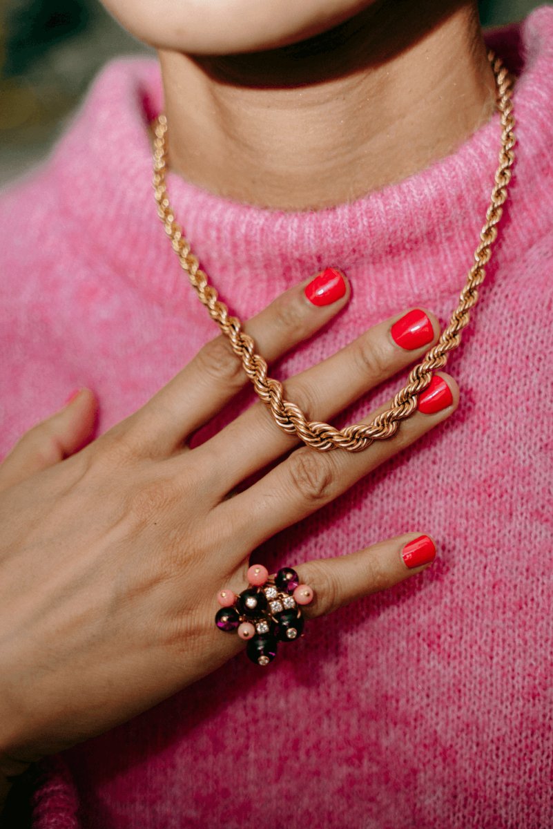 Bague CARTIER, modèle "Délices de Goa" or jaune, corail, améthystes et diamants - Castafiore