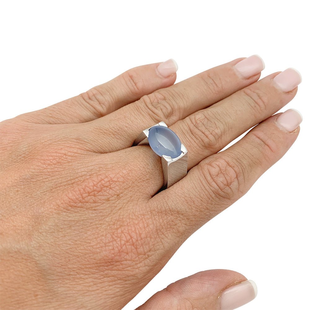 Bague Cartier, "Tankissime", or blanc, calcédoine bleue - Castafiore