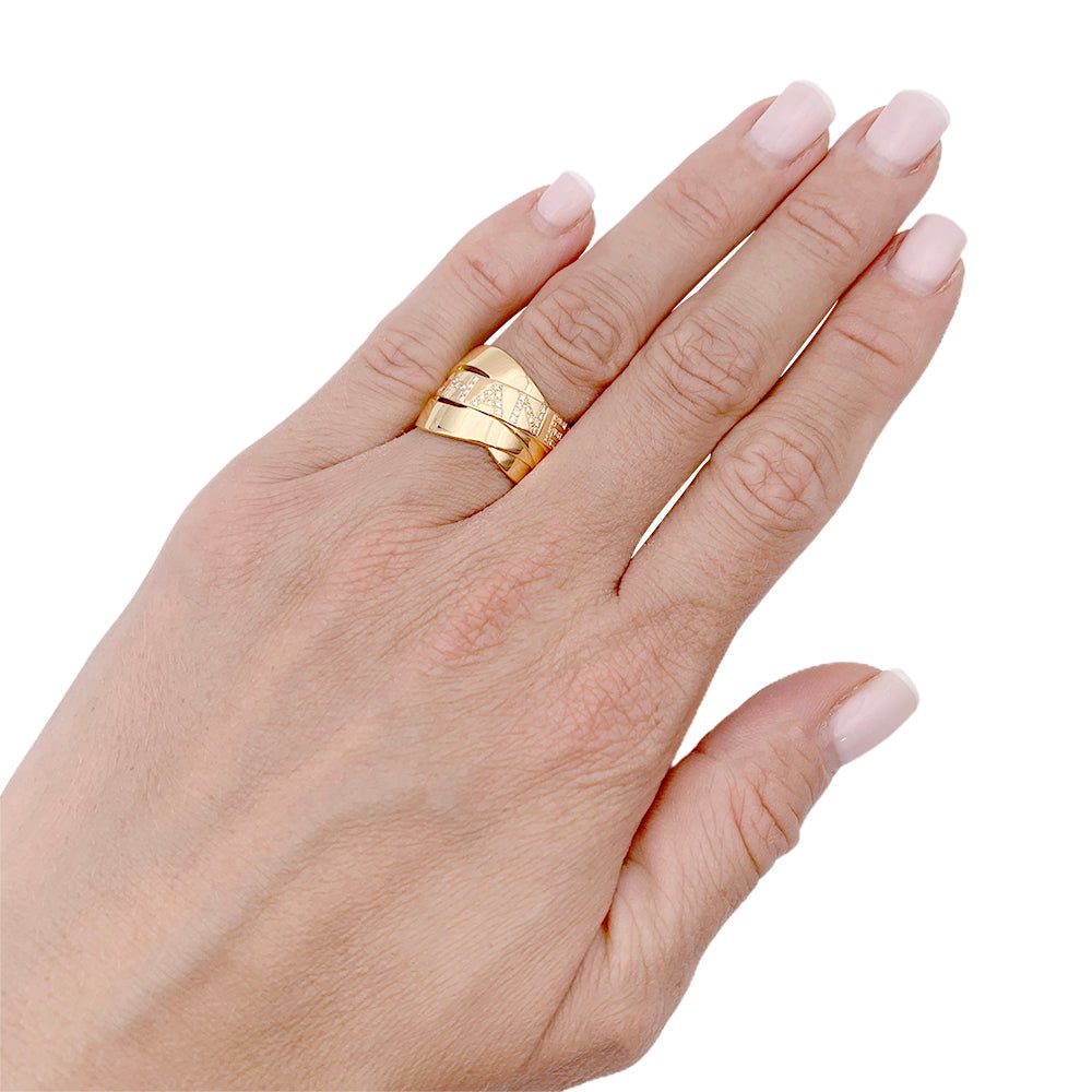 Bague CHANEL "Bolduc Signature" en or jaune et diamants - Castafiore