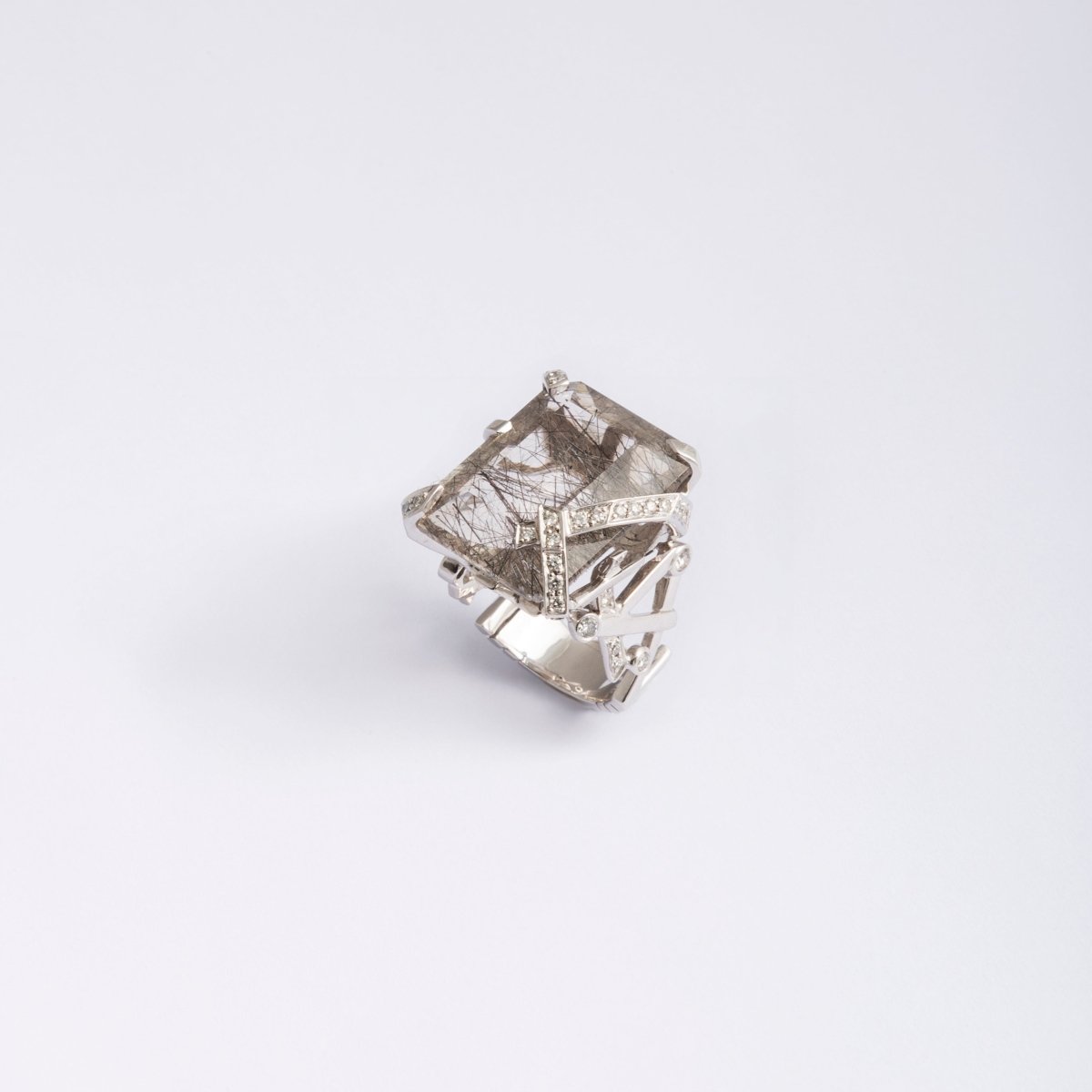 Bague CHANEL en or gris, diamants et quartz rutile - Castafiore