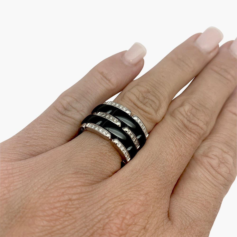 Bague Chanel, modèle "Ultra", en or blanc, céramique noire et diamants - Castafiore
