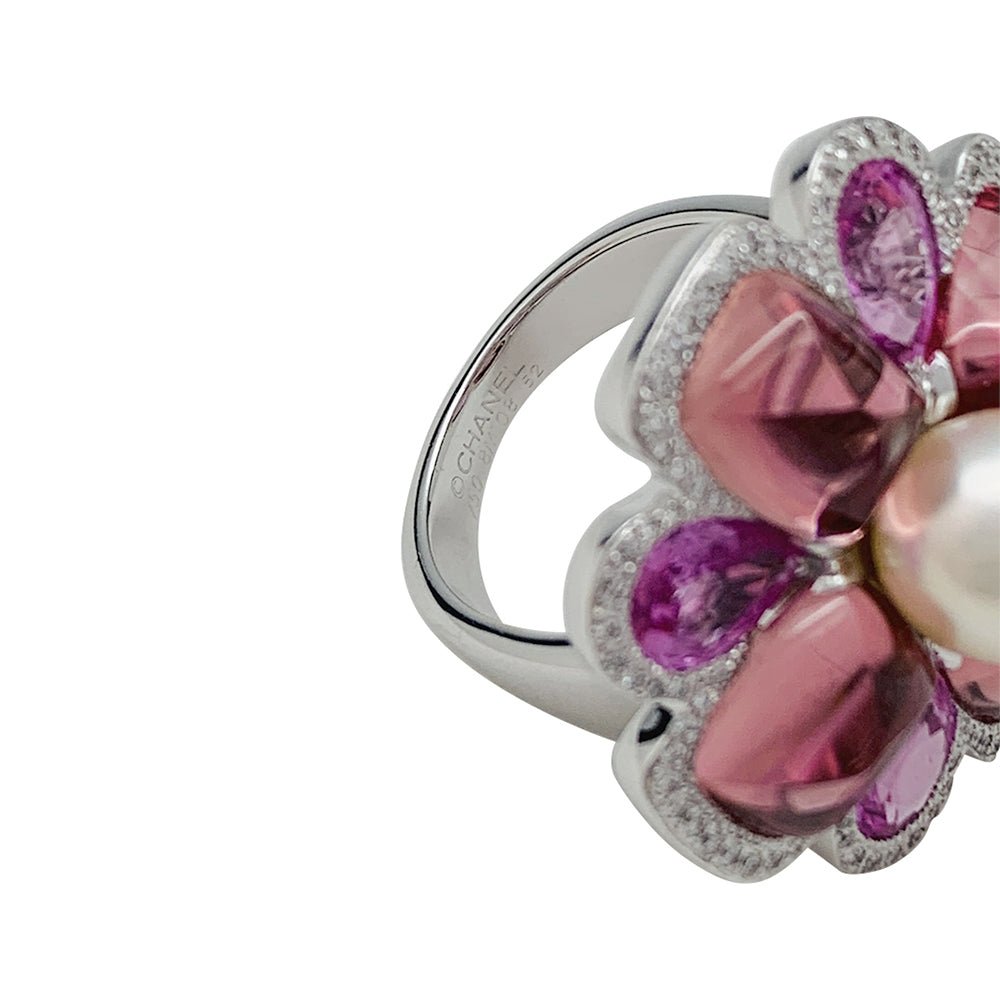 Bague CHANEL, "San Marco", or blanc, perle, saphirs roses, tourmalines roses, diamants - Castafiore