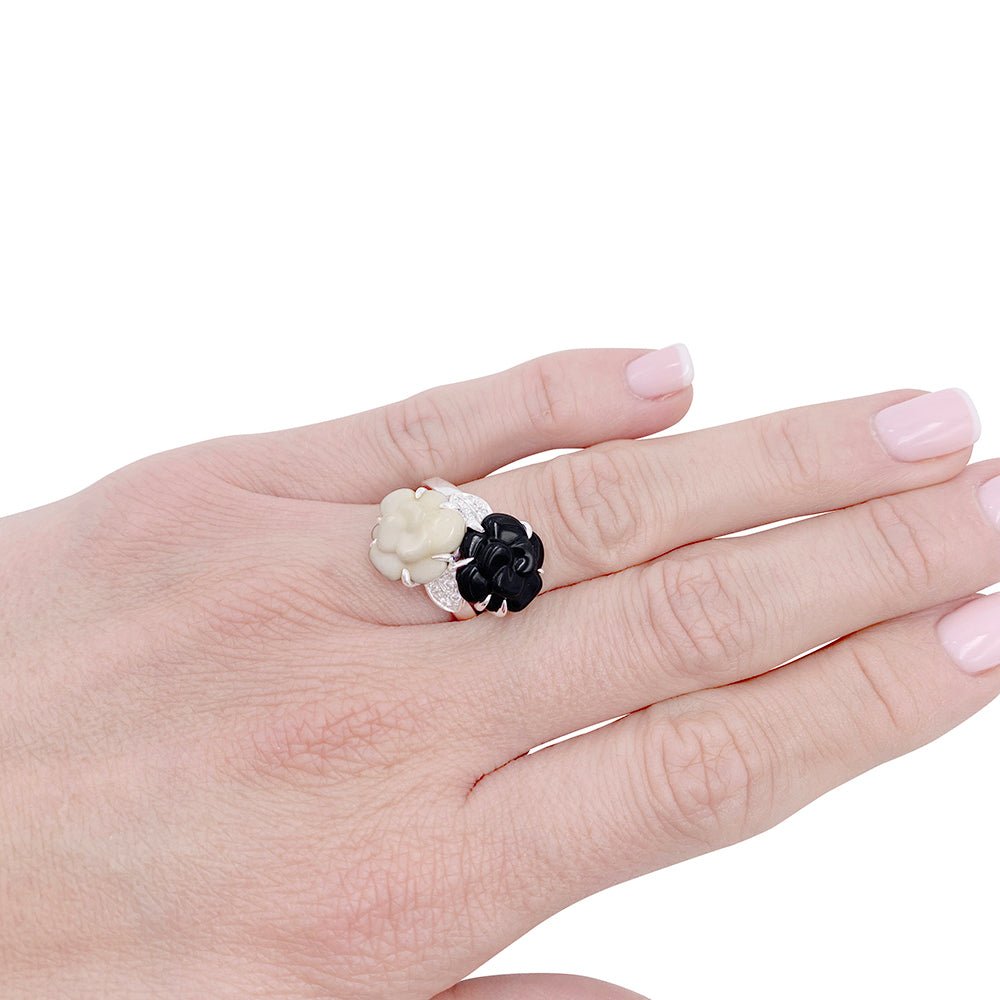 Bague Chanel, "Toi & Moi - Mini Camélia sculpté", or blanc, diamants - Castafiore
