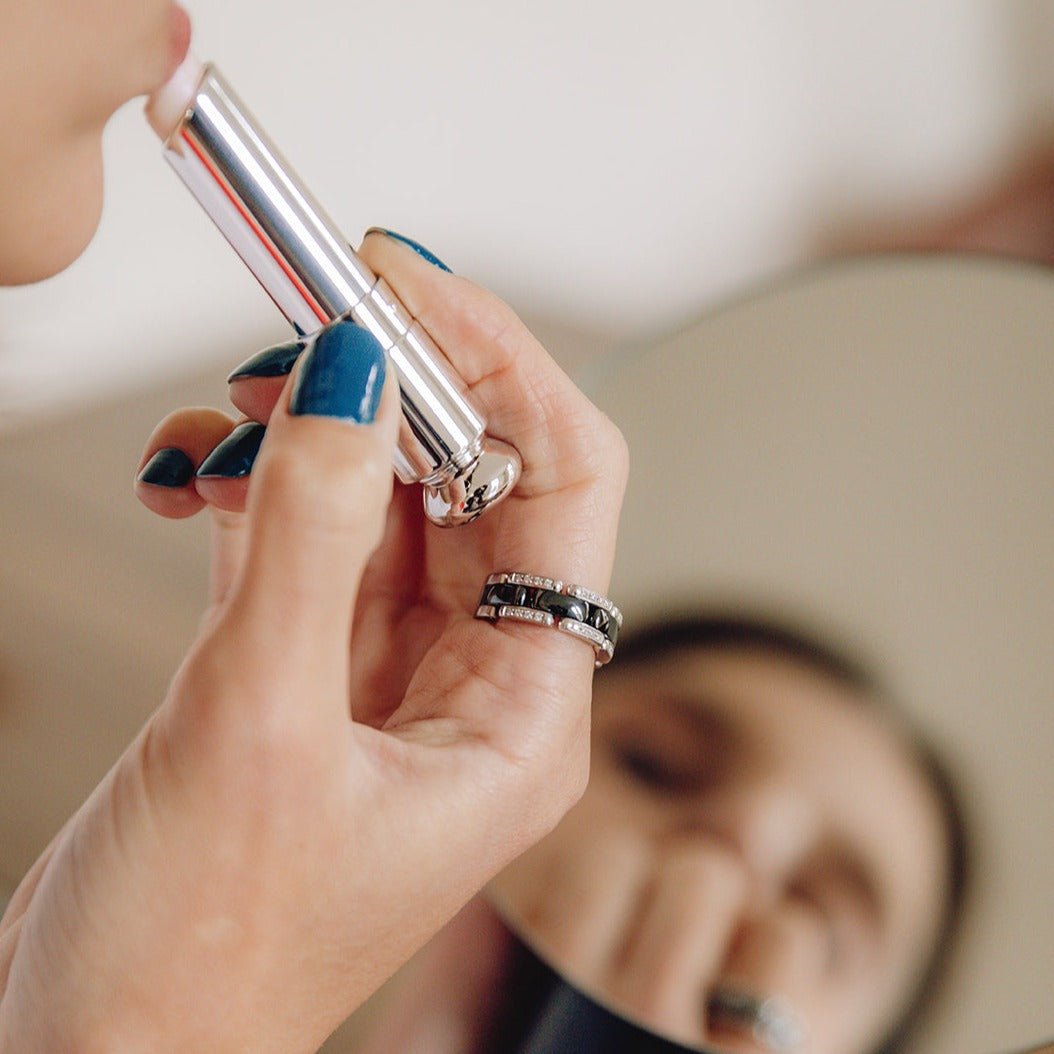 Bague CHANEL "Ultra" en or blanc, céramique et diamants - Castafiore