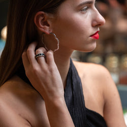 Bague CHANEL "Ultra" en or blanc, céramique et diamants - Castafiore