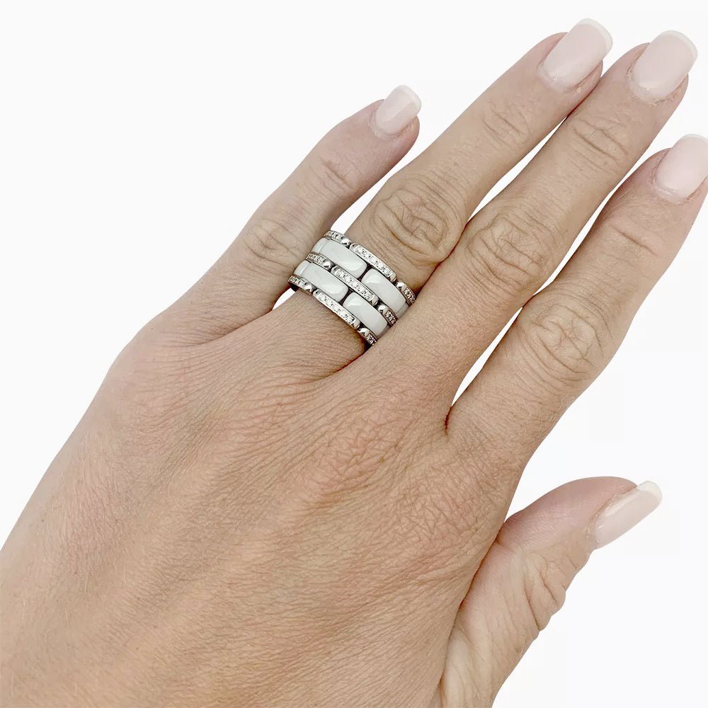 Bague Chanel, "Ultra", or blanc, céramique blanche et diamants. - Castafiore