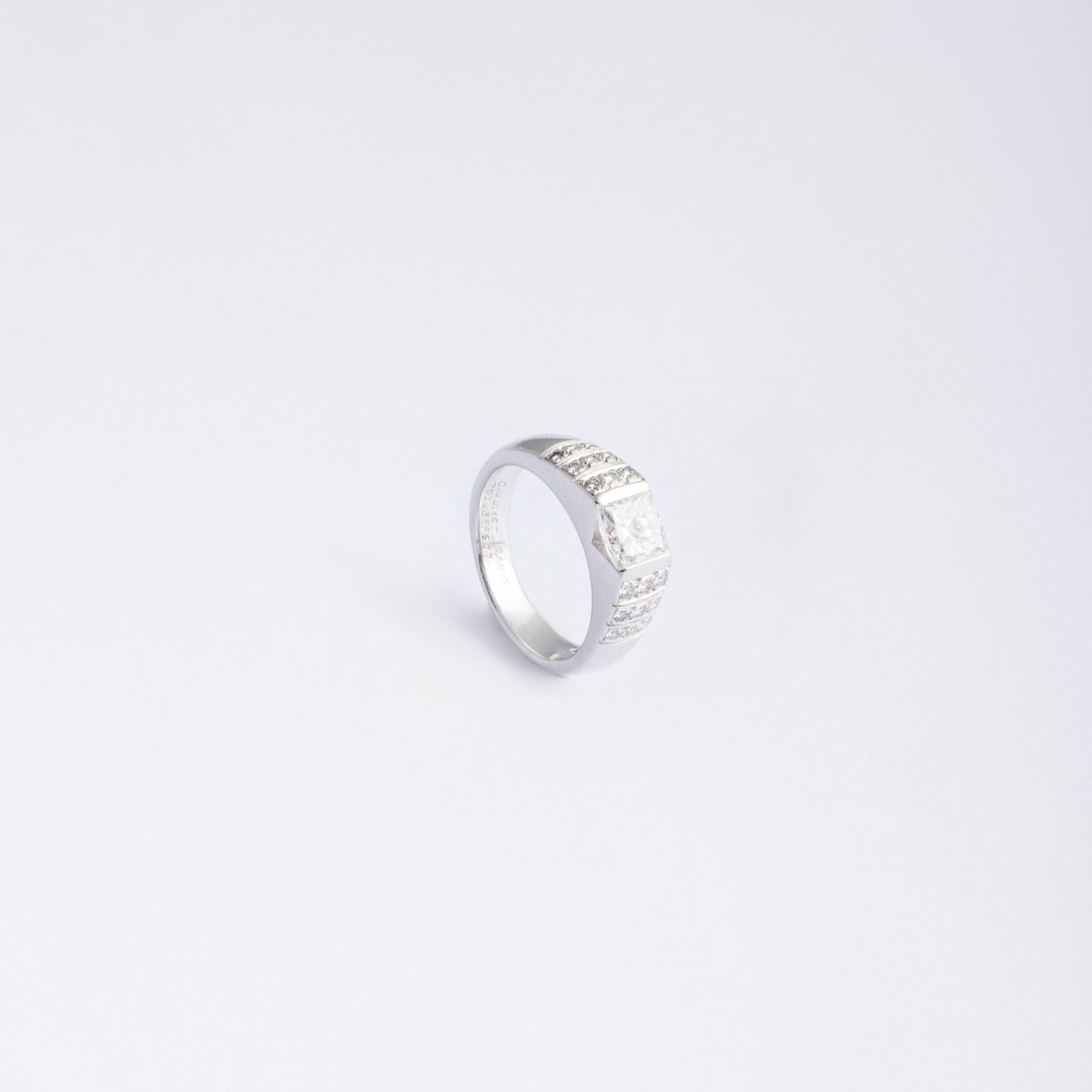 Bague CHAUMET en or gris, diamant taille princesse - Castafiore