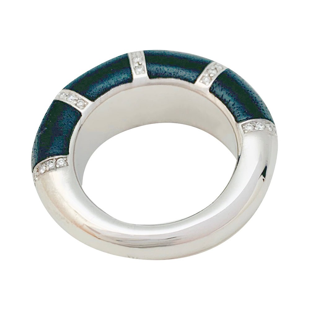 Bague CHAUMET, modèle "Anneau", or blanc, diamants et ébène - Castafiore