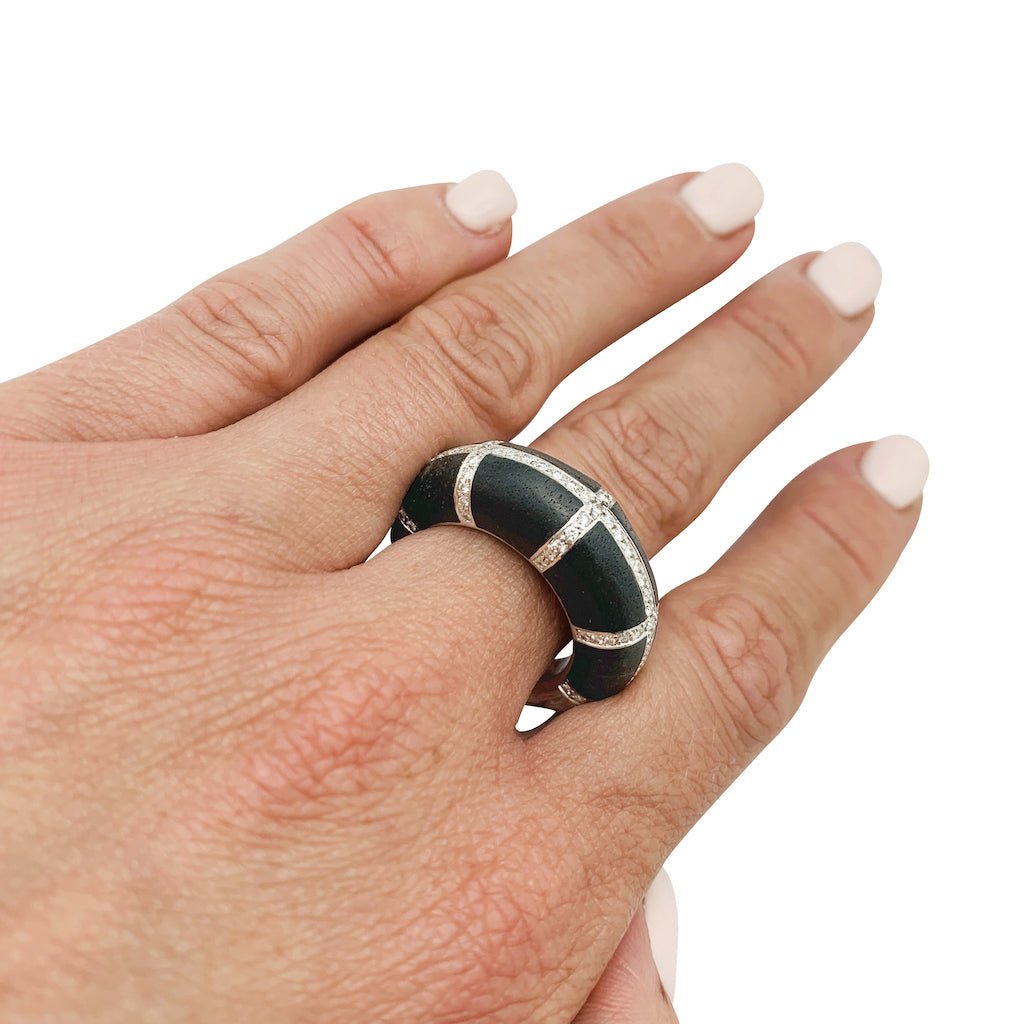 Bague CHAUMET, modèle "Anneau", or blanc, diamants et ébène - Castafiore